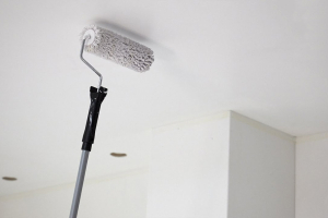 roller op wit plafond