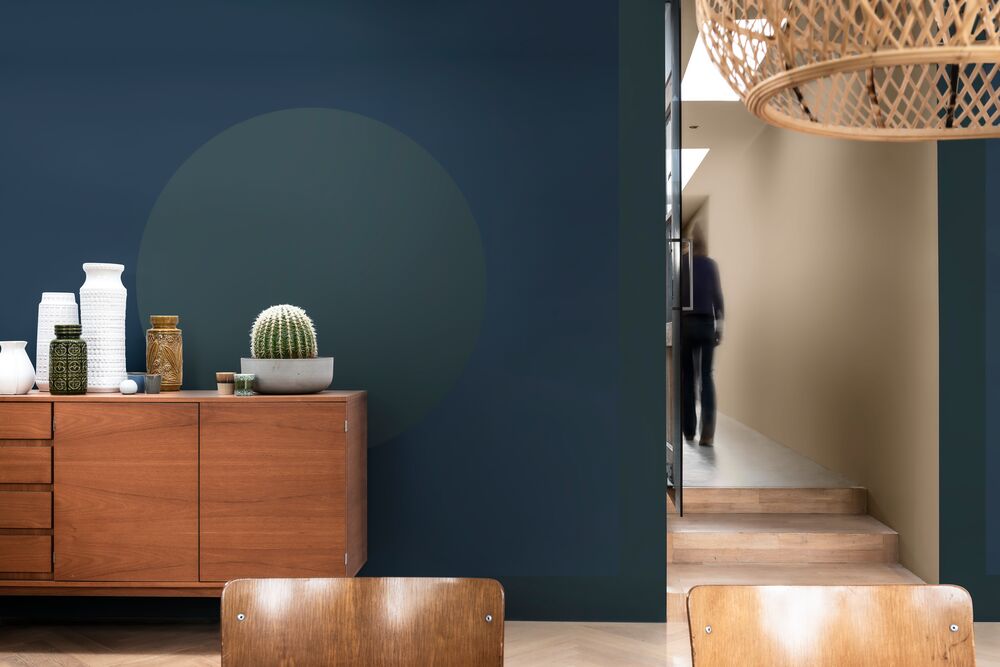 Donkere kleuren in woonkamer