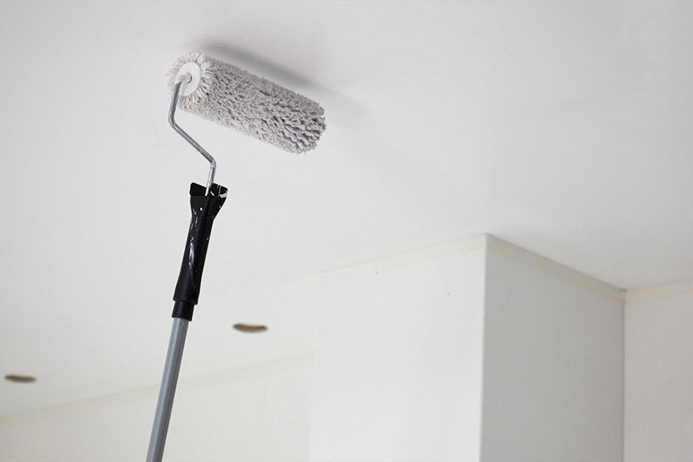 roller op wit plafond
